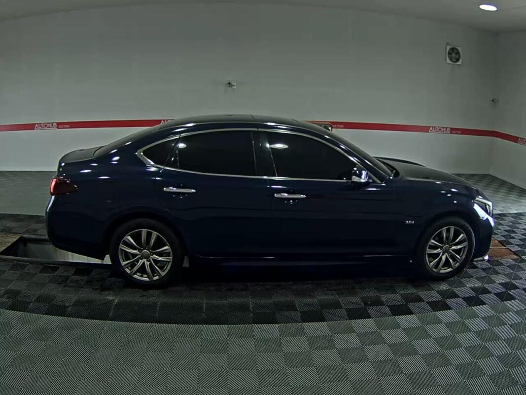 Infiniti Q70 (2015)