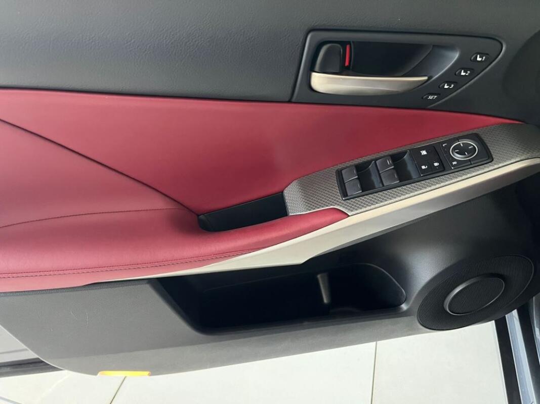 Lexus IS300 (2017)