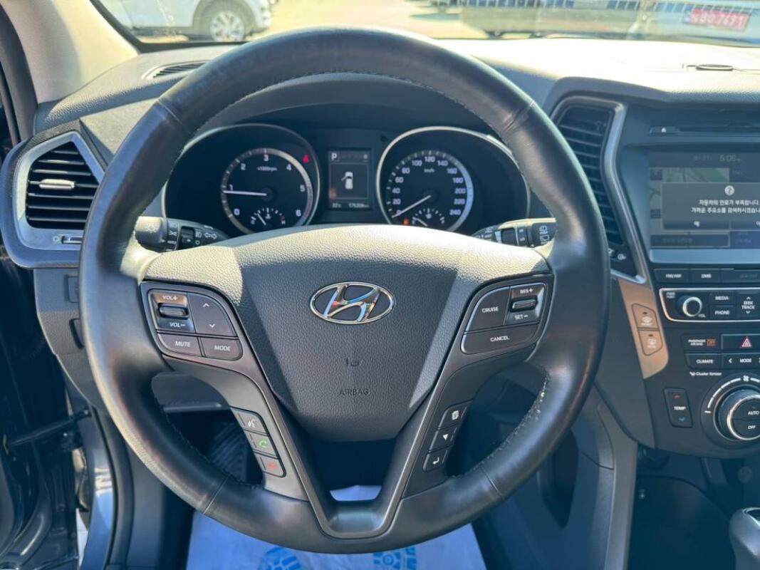 Hyundai SantaFe (2017) Hyundai SantaFe (2017)