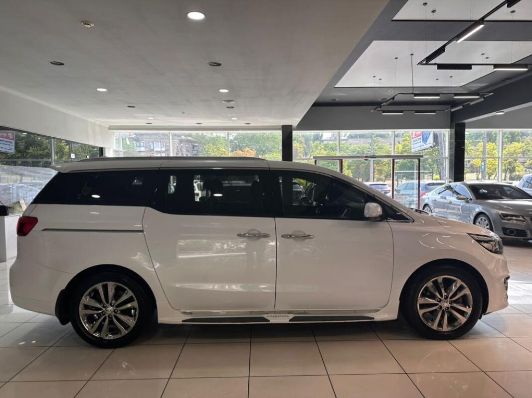Kia Carnival (2016)