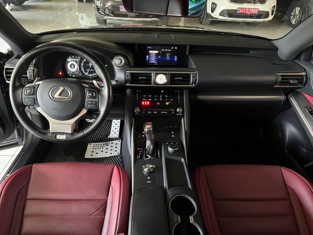 Lexus IS300 (2017)