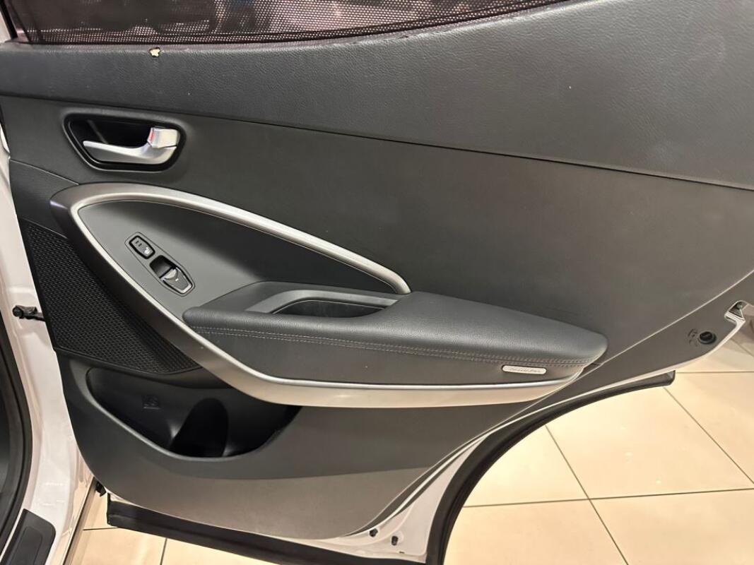 Hyundai SantaFe (2016) Hyundai SantaFe (2016)