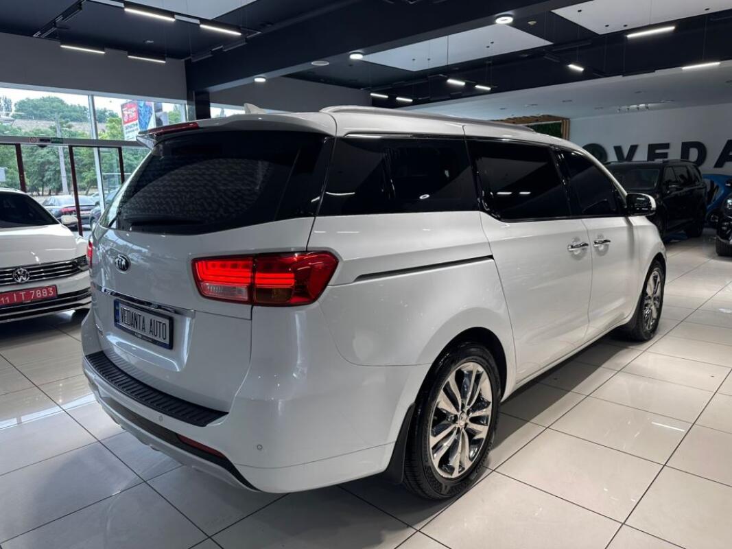 Kia Carnival (2015)