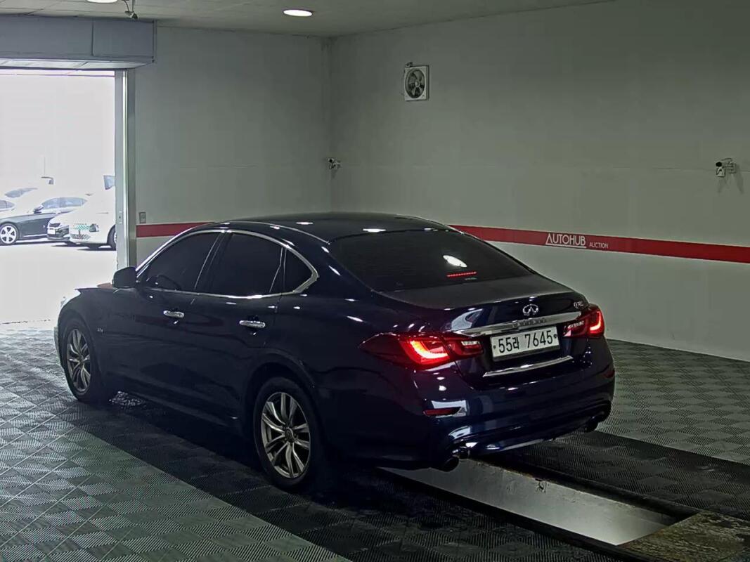 Infiniti Q70 (2015)