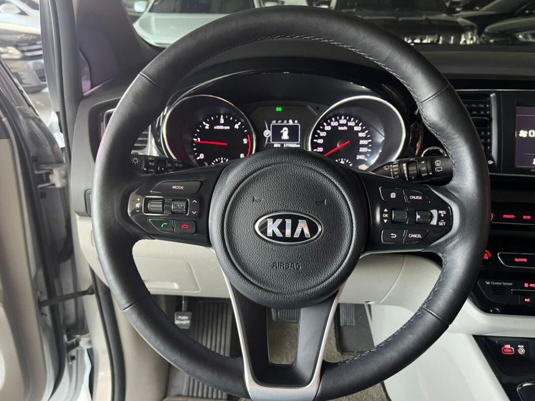 Kia Carnival (2016)
