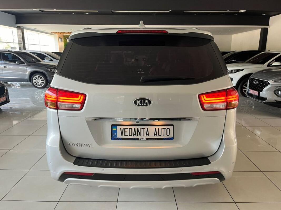 Kia Carnival (2016)