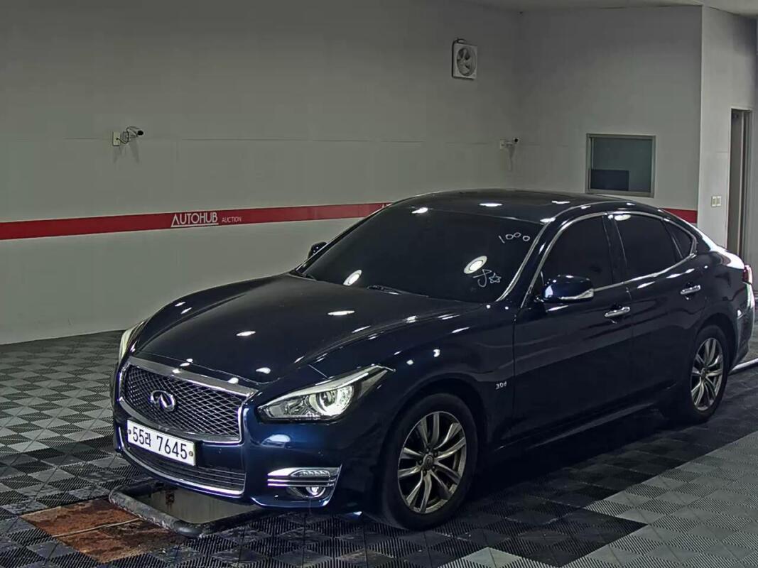 Infiniti Q70 (2015)