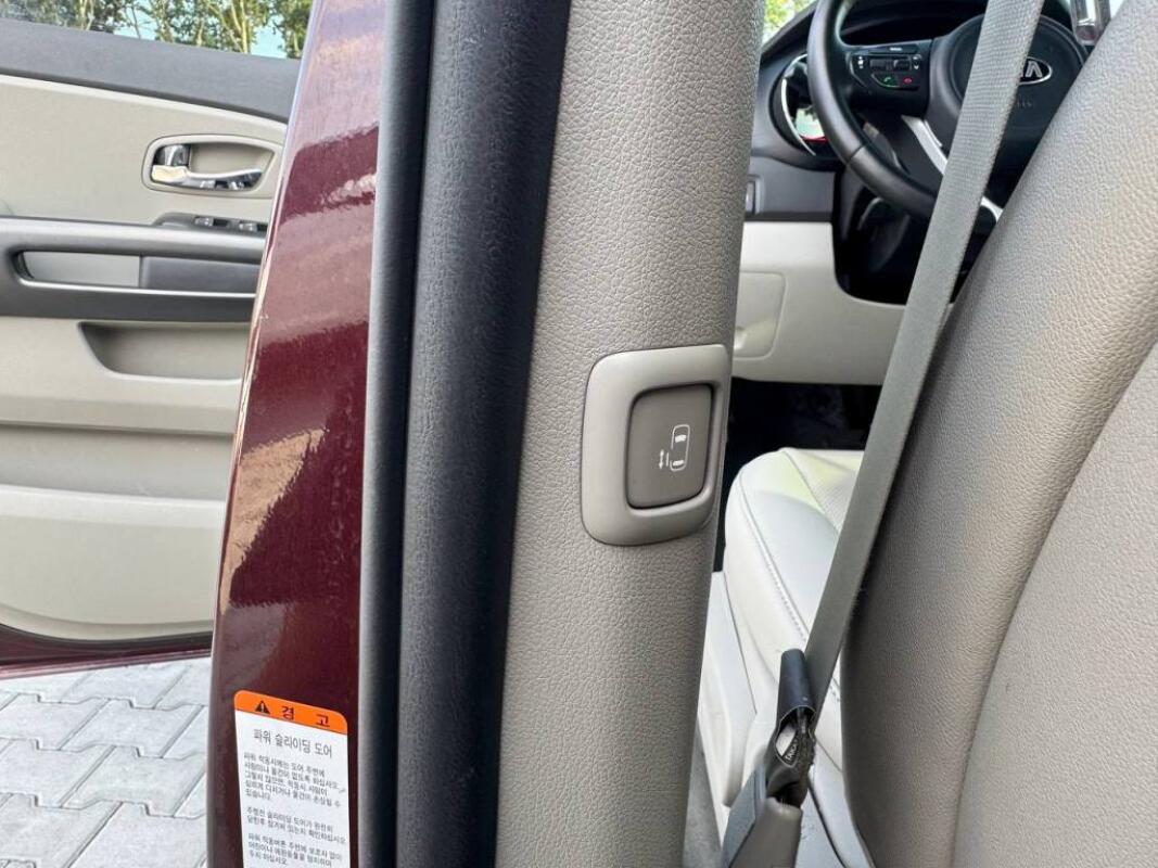 Kia Carnival (2016)