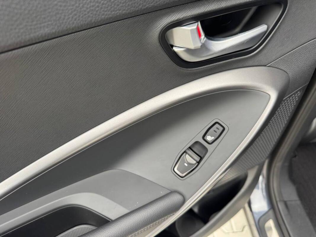 Hyundai SantaFe (2015) Hyundai SantaFe (2015)