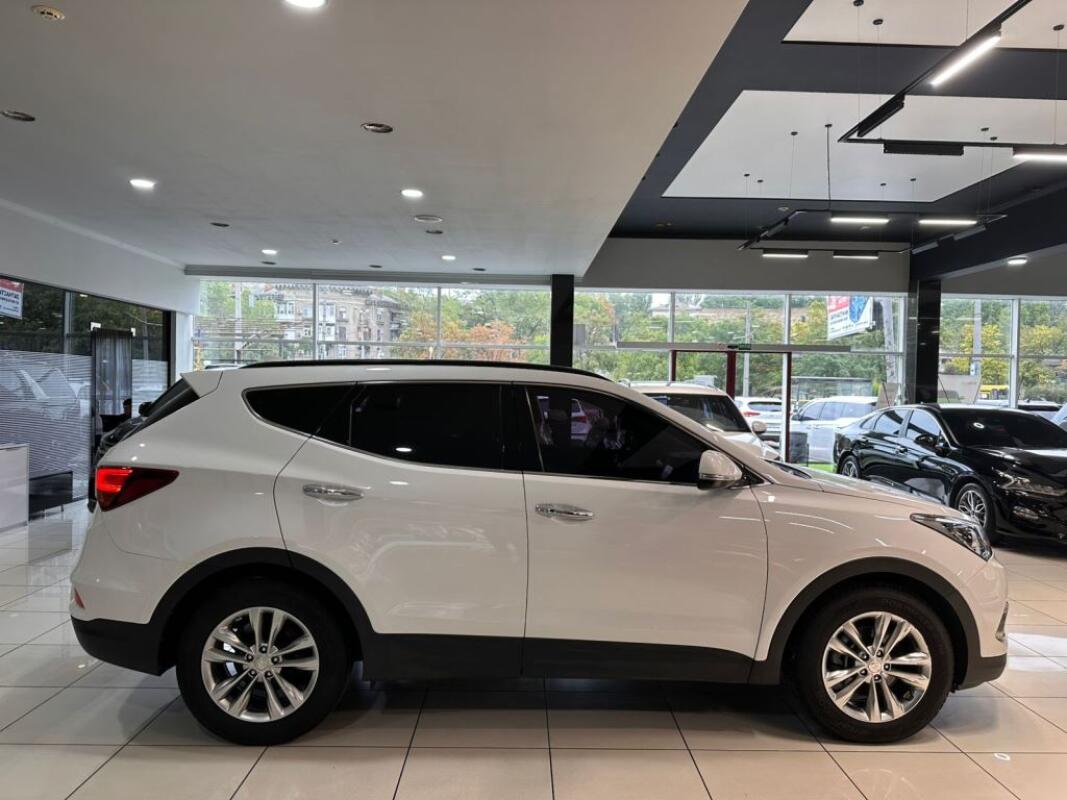 Hyundai SantaFe (2016) Hyundai SantaFe (2016)