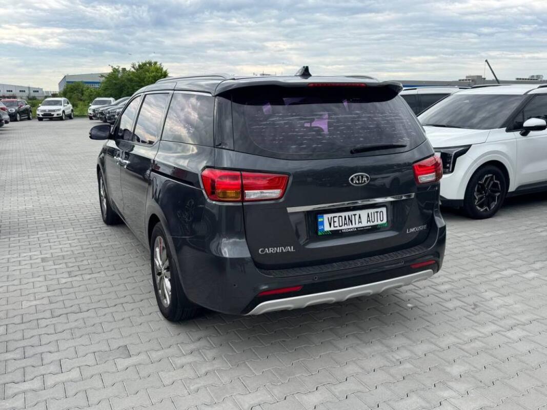 Kia Carnival (2016)