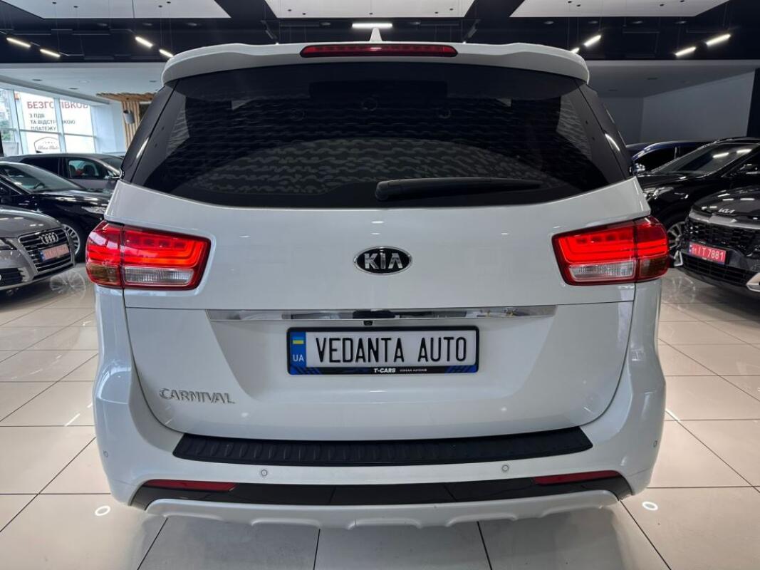 Kia Carnival (2015)