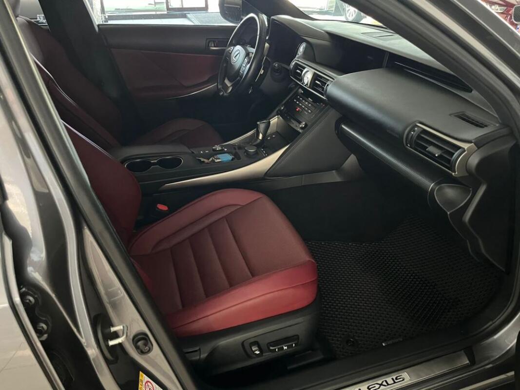 Lexus IS300 (2017)
