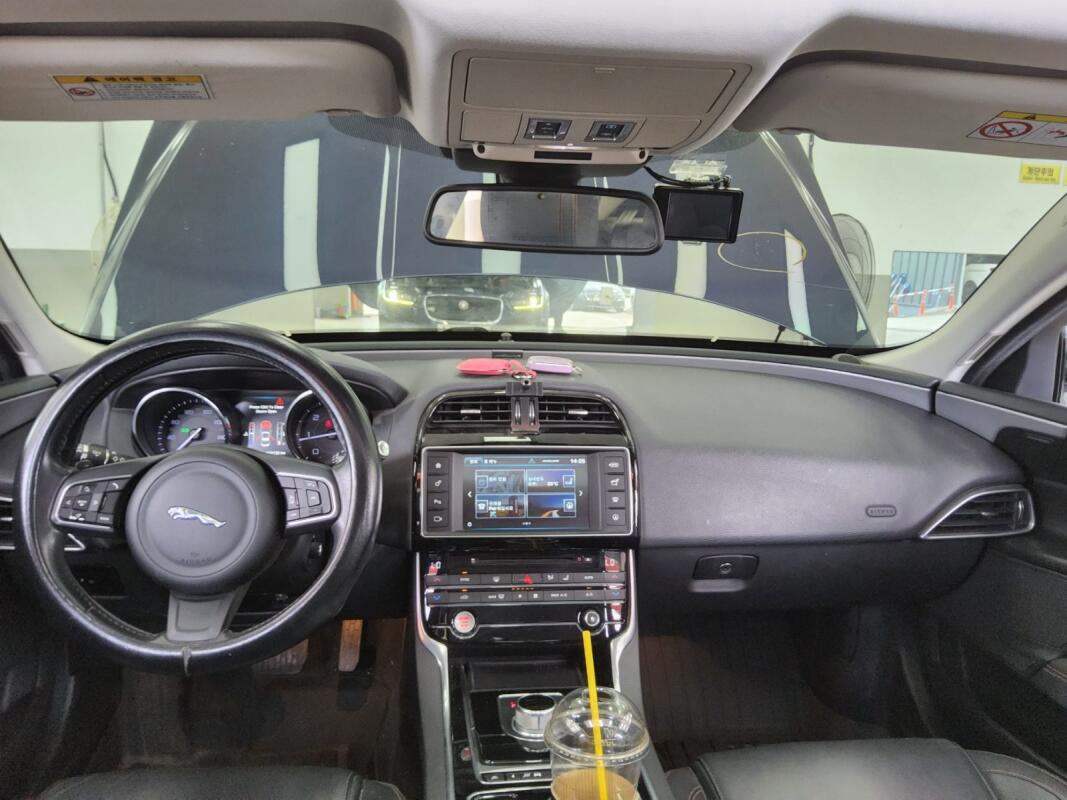 Jaguar XE (2015)