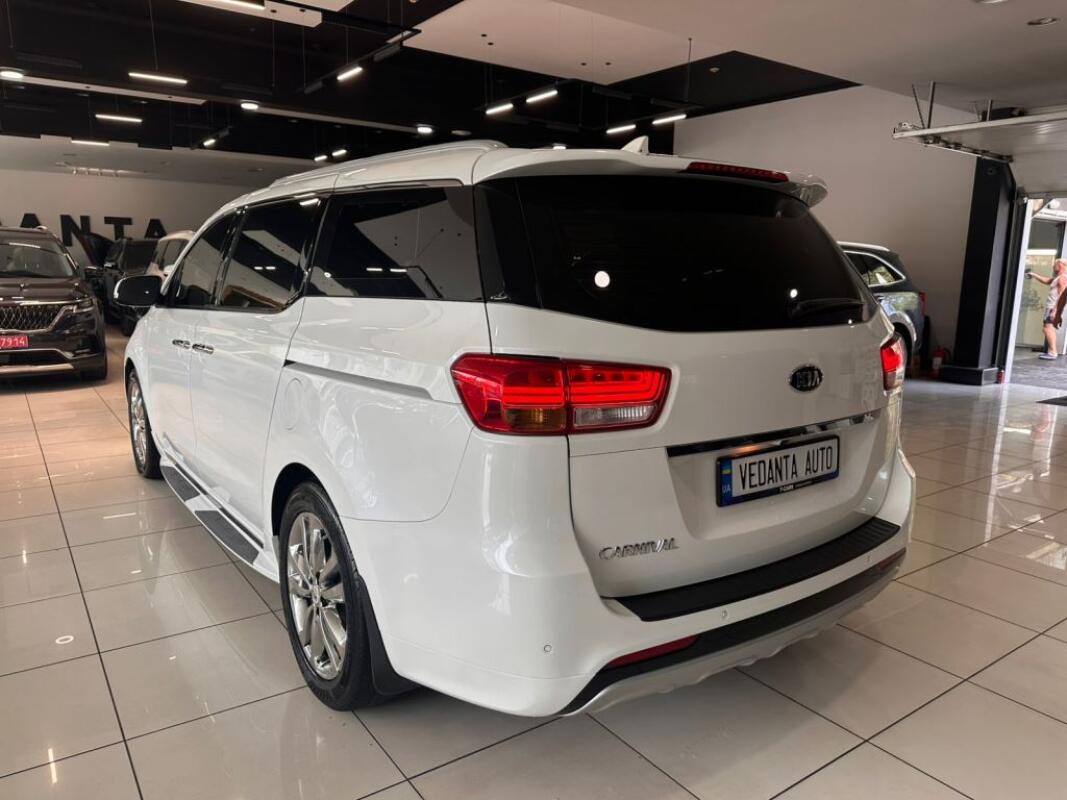 Kia Carnival (2016)