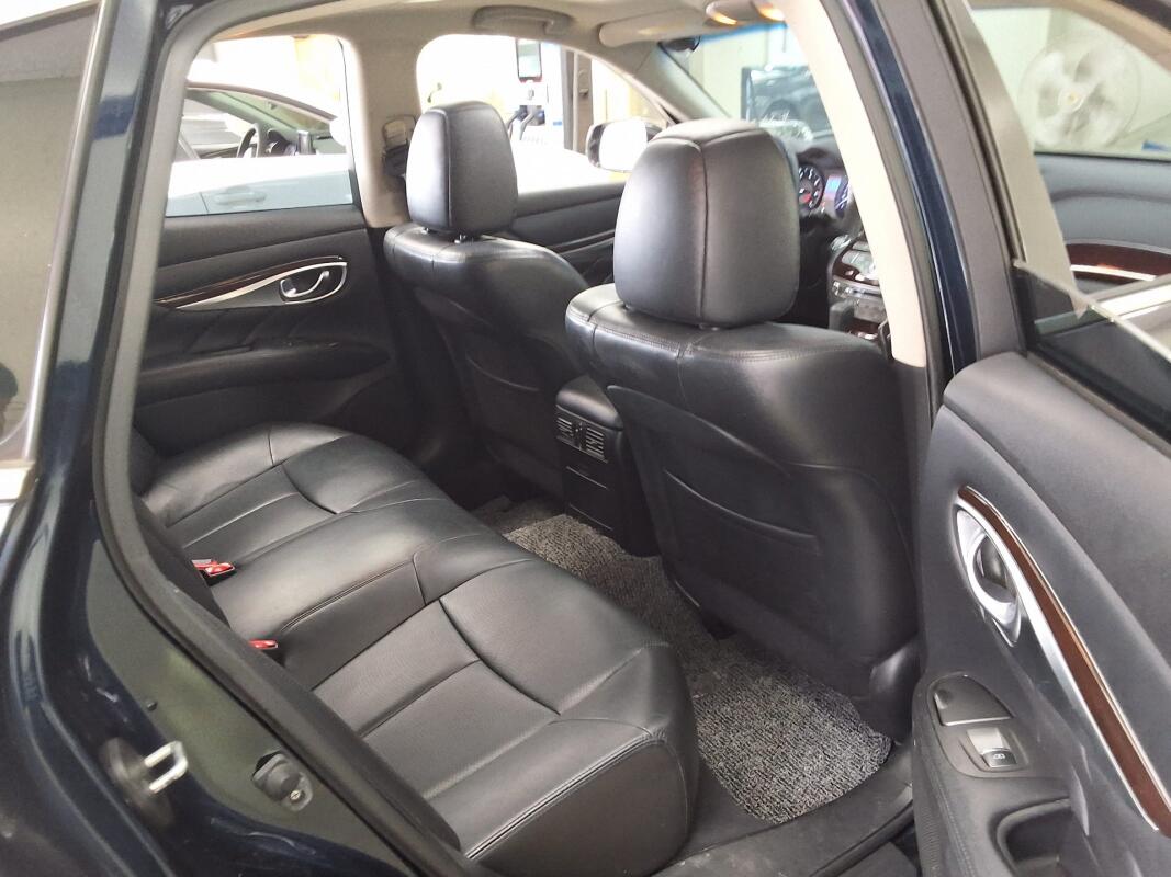 Infiniti Q70 (2015)