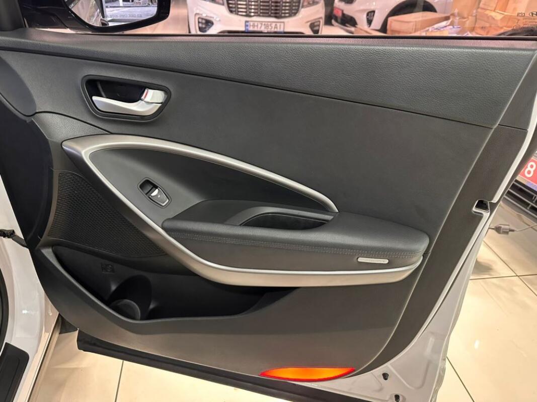 Hyundai SantaFe (2016) Hyundai SantaFe (2016)