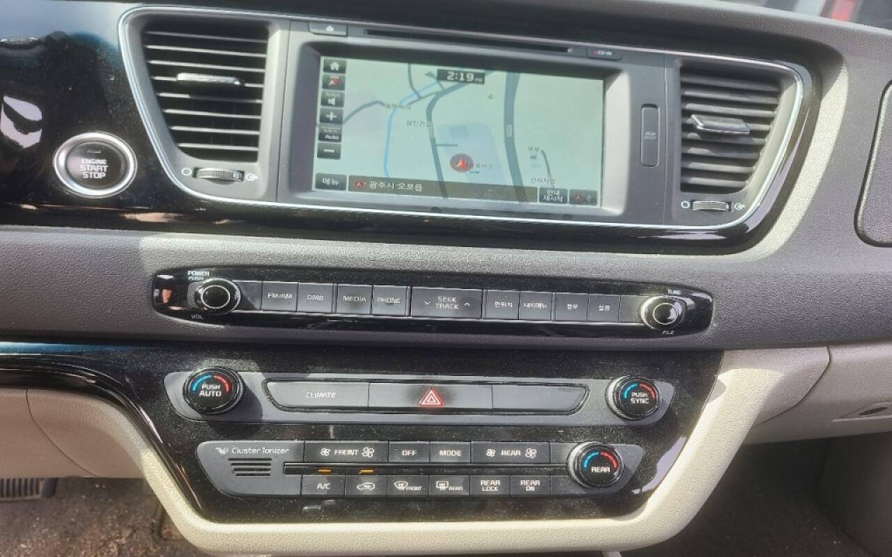 Kia Carnival (2015)