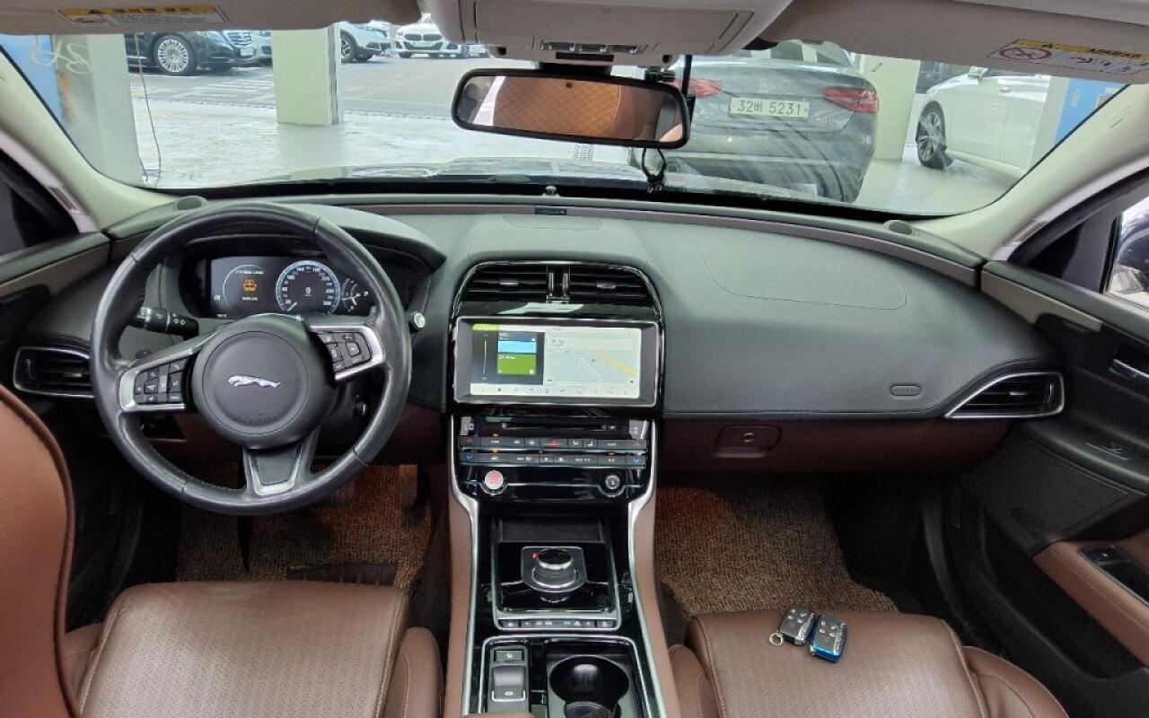 Jaguar XE (2017)