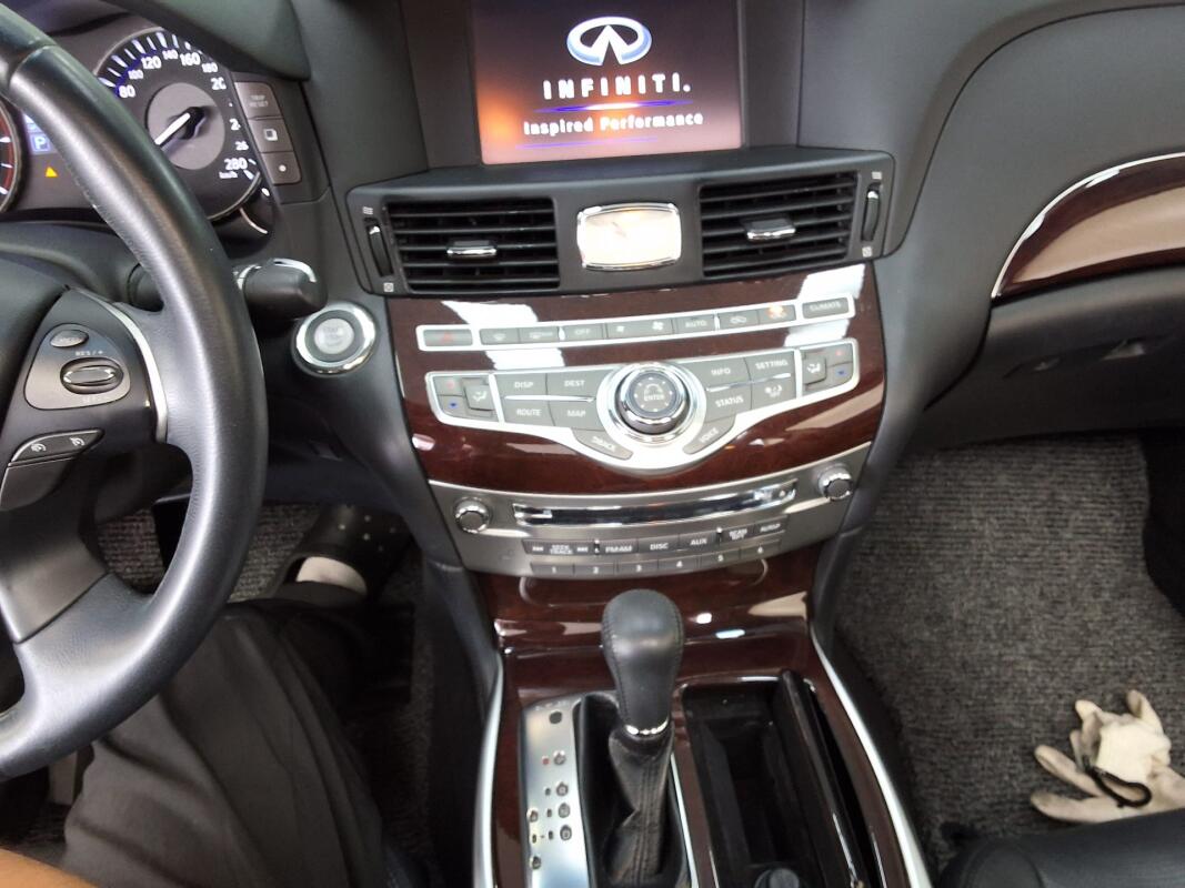 Infiniti Q70 (2015)