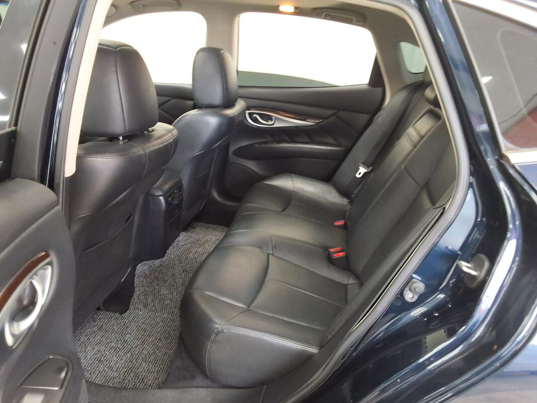 Infiniti Q70 (2015)