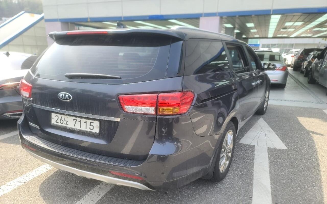 Kia Carnival (2015)