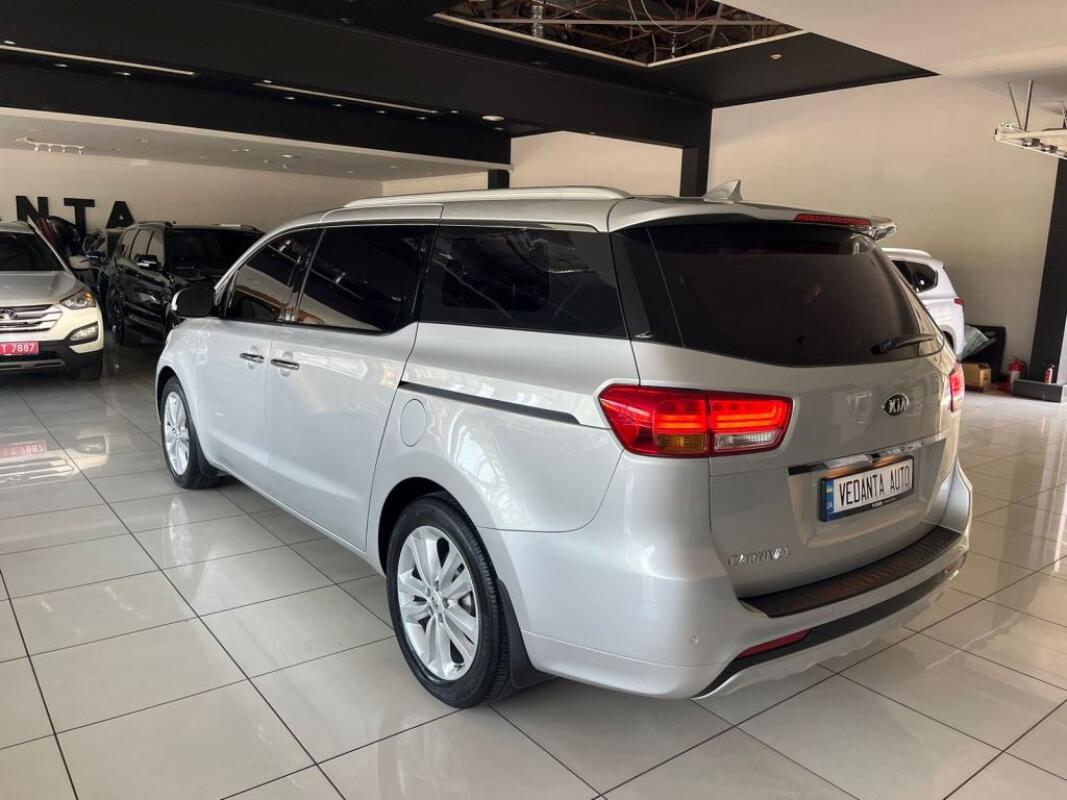 Kia Carnival (2016)