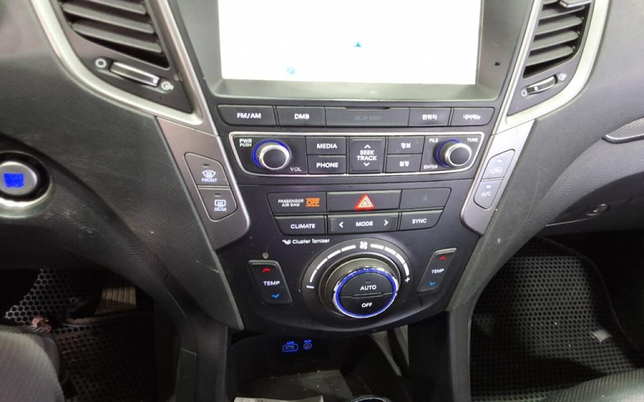 Hyundai SantaFe (2015) Hyundai SantaFe (2015)