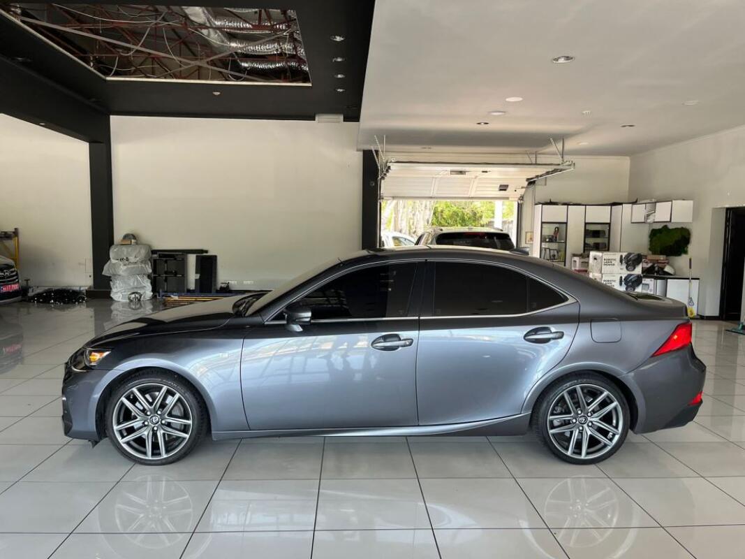 Lexus IS300 (2017)