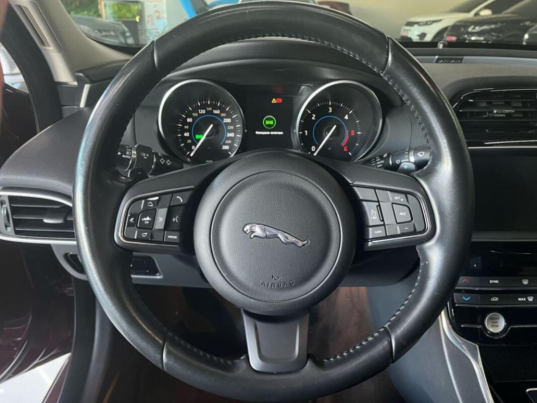 Jaguar XE (2016)