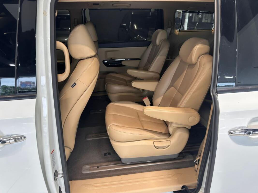 Kia Carnival (2015)