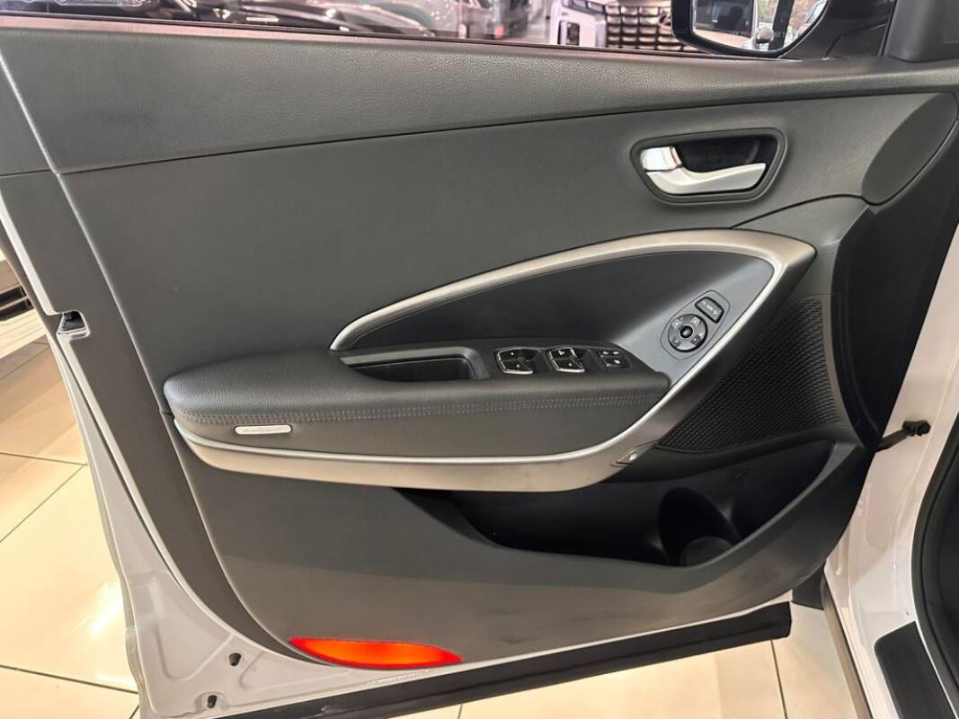 Hyundai SantaFe (2016) Hyundai SantaFe (2016)