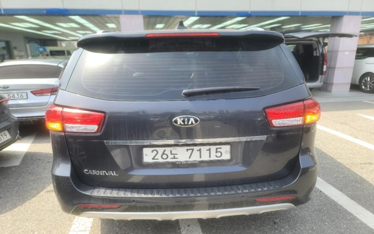 Kia Carnival (2015)