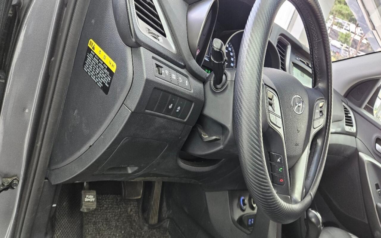 Hyundai SantaFe (2015) Hyundai SantaFe (2015)