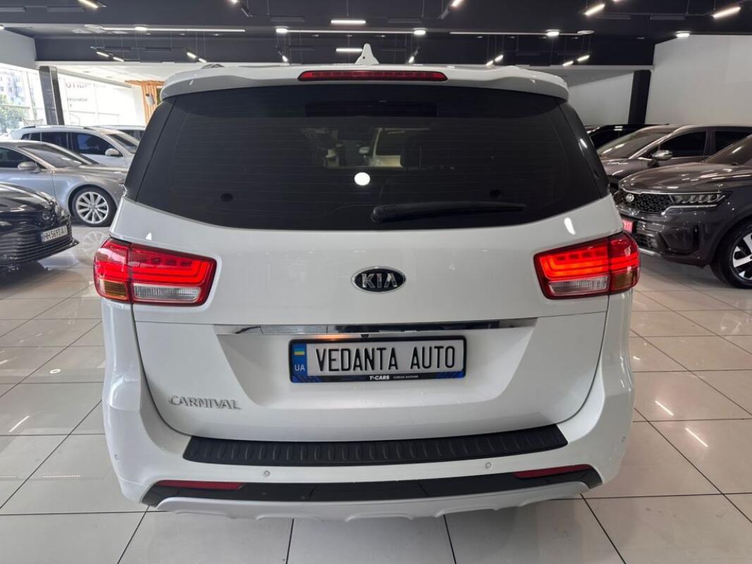 Kia Carnival (2016)