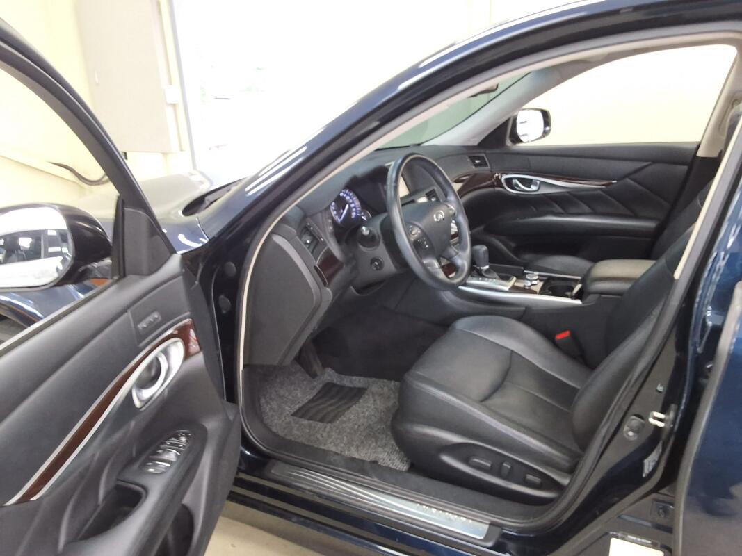 Infiniti Q70 (2015)