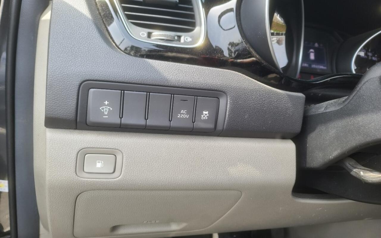 Kia Carnival (2015)