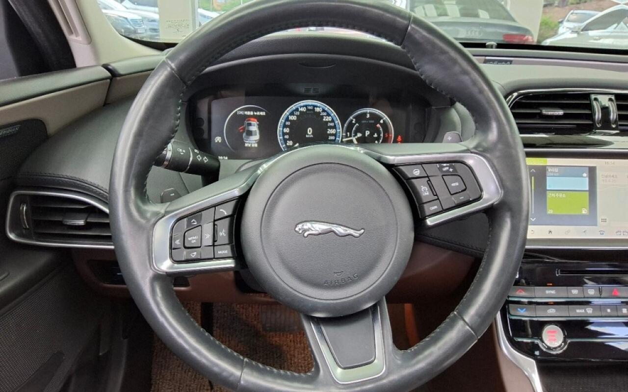 Jaguar XE (2017)