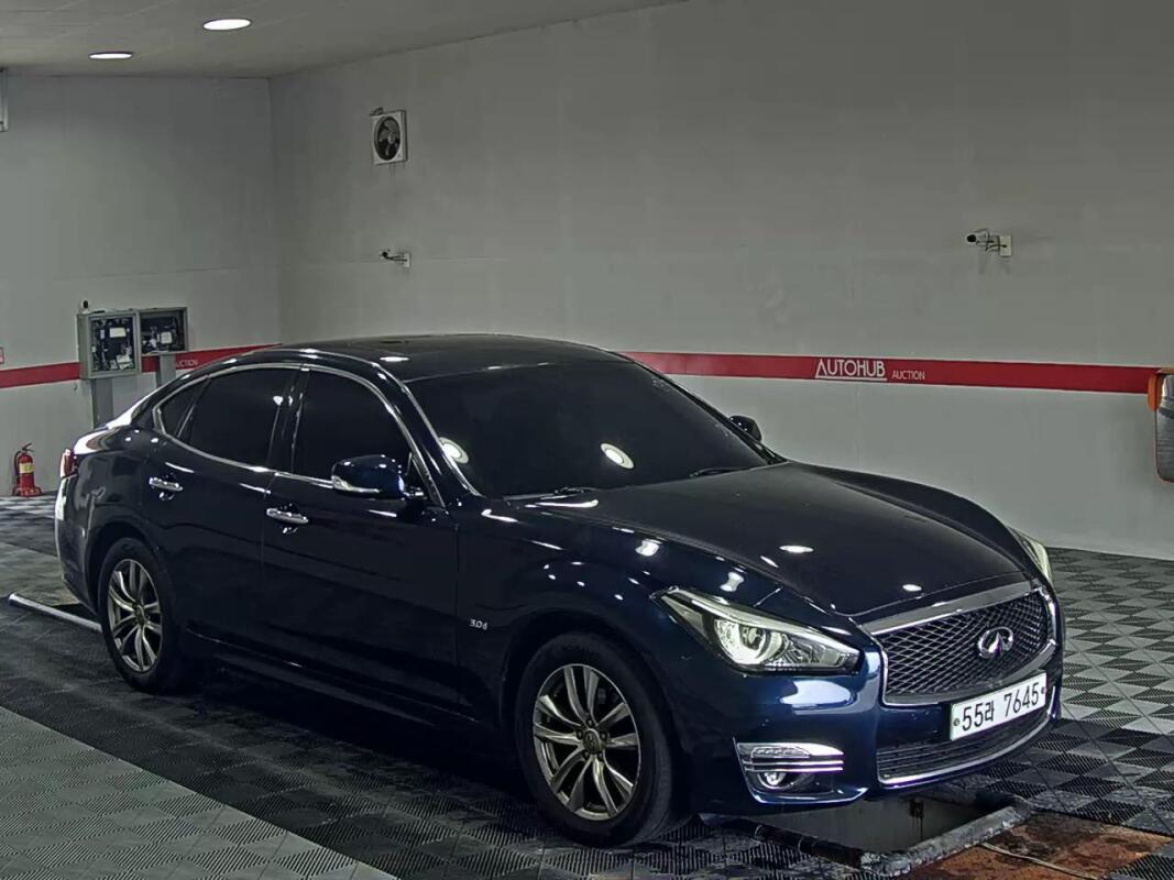 Infiniti Q70 (2015)