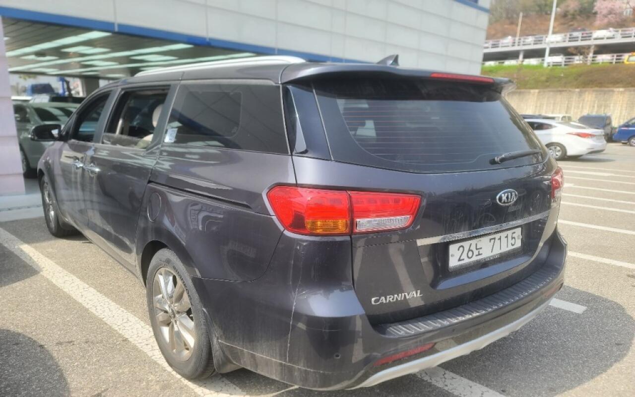 Kia Carnival (2015)