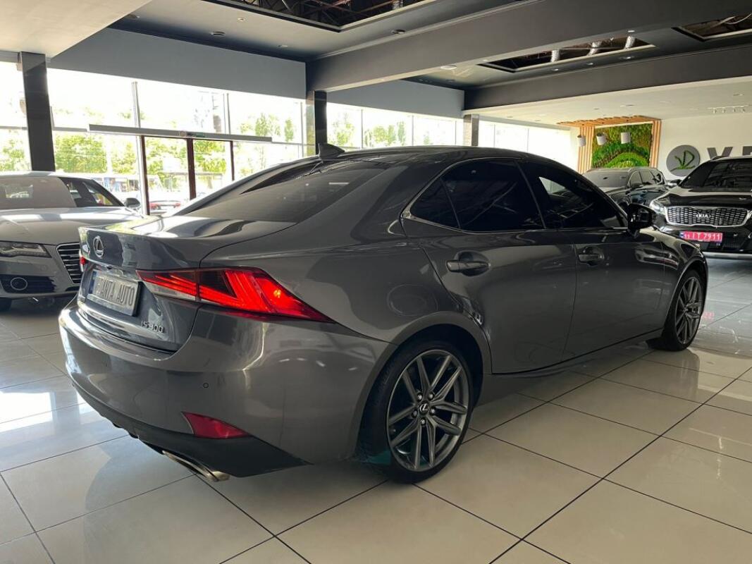 Lexus IS300 (2017)