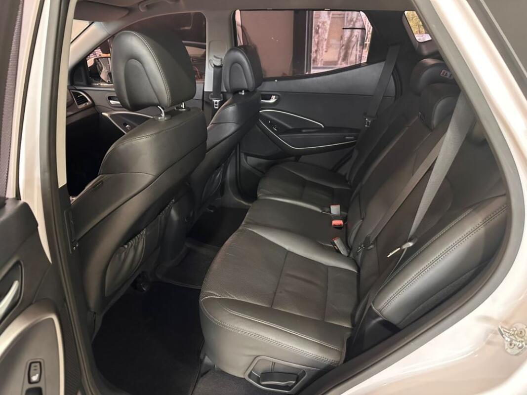 Hyundai SantaFe (2016) Hyundai SantaFe (2016)