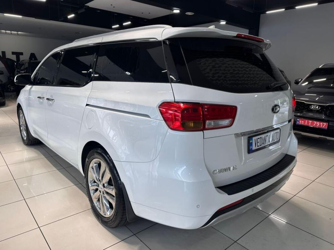 Kia Carnival (2015)