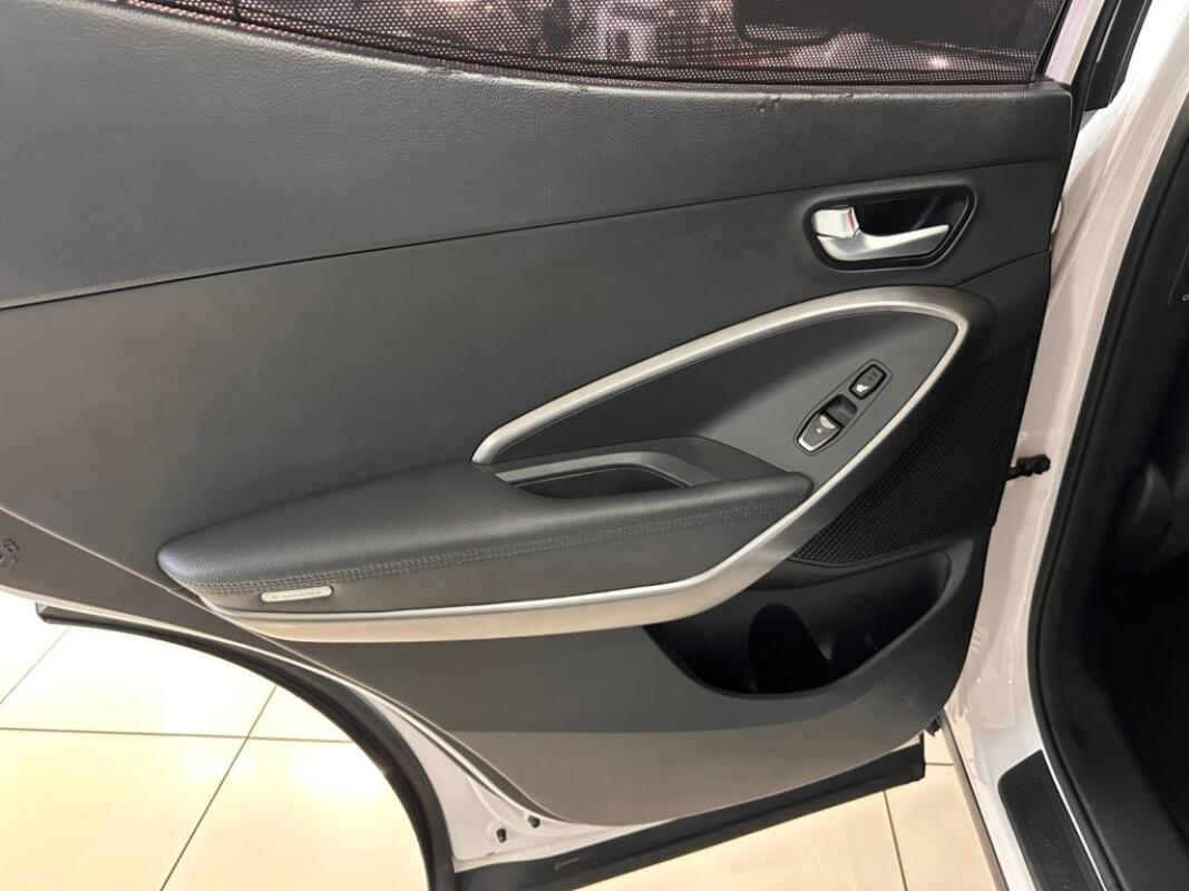 Hyundai SantaFe (2016) Hyundai SantaFe (2016)